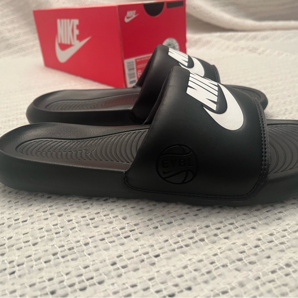 EYBL Nike Victori Slides, EXCLUSIVE, Black/White, Men’s/Youth Size 6, New main image 7
